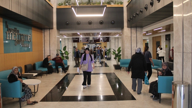 Aydın Şehir Hastanesi tam kapasite hizmet vermeye başladı
Vatandaşlar otel konforundaki hastaneden memnun kaldılar