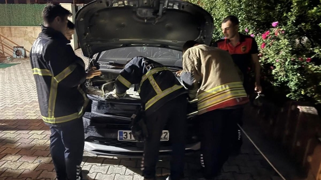 Antakya'da otomobilin motoruna giren kediyi itfaiye kurtardı
