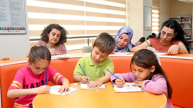 "Hayatımın İlk Kütüphanesi Annem" Anne ve çocukların gönüllerine dokundu
Anneler ile çocukların sevgisi Osmangazi'de taçlandı