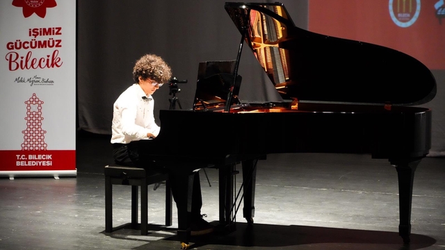 2. Uluslararası Ayva Çiçeği Piyano Festivali'nde 6 ülkeden gelen genç piyanistler hünerlerini sergiledi