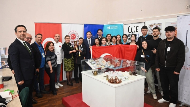 8 ülkenin katıldığı gastronomi yarışmasından Kahramanmaraşlı öğrenciler madalyalarla döndü