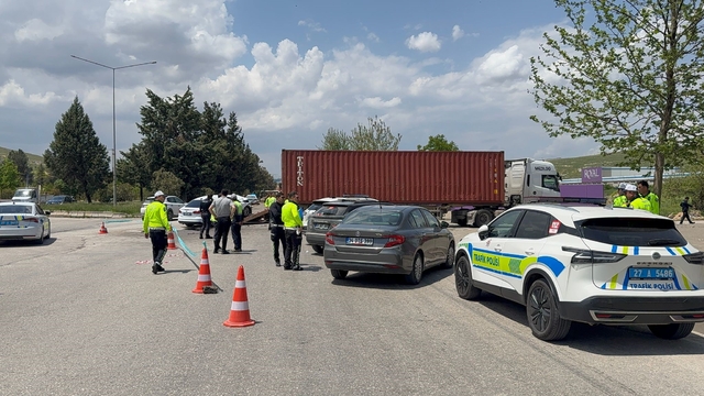Otomobil tıra arkadan çarptı: 1 ölü, 4 yaralı