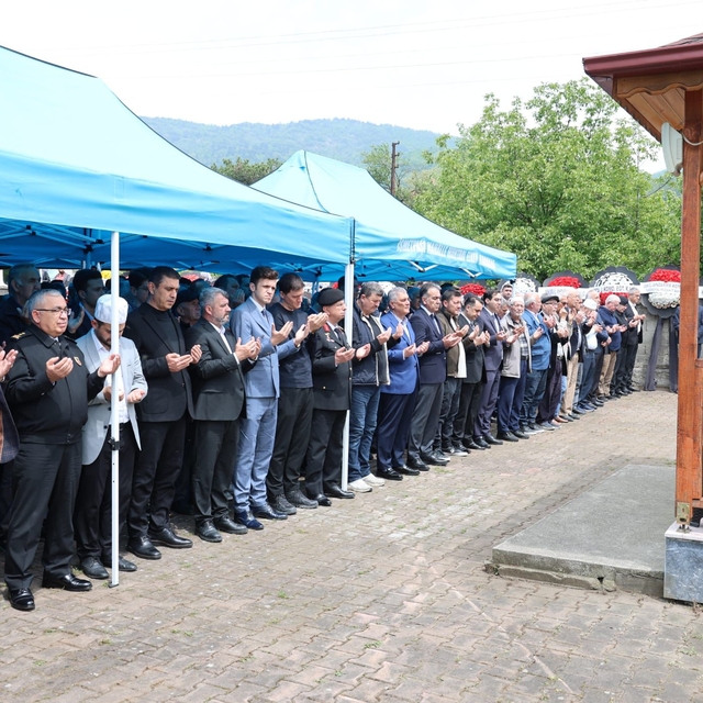 Jandarma Genel Komutanı Çardakcı'nın kayınvalidesi Karabük'te toprağa veril...