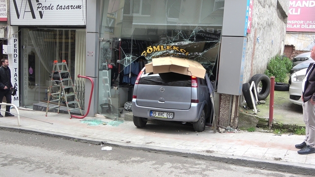 Samsun'da terzi dükkanına otomobil girdi