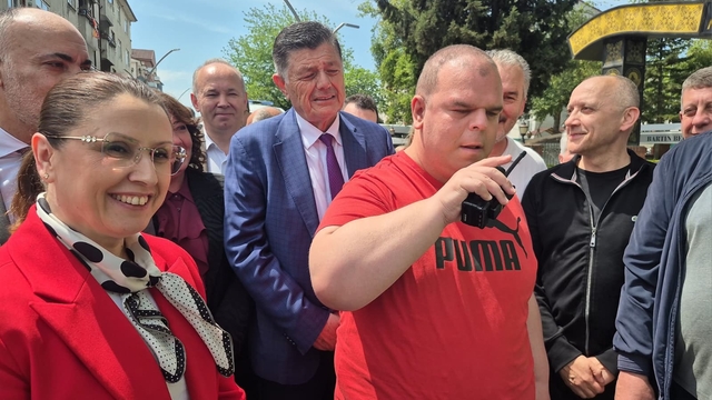 Engellilerin yürüyüşü down sendromlu Deha'nın telsiz anonsuyla başladı
