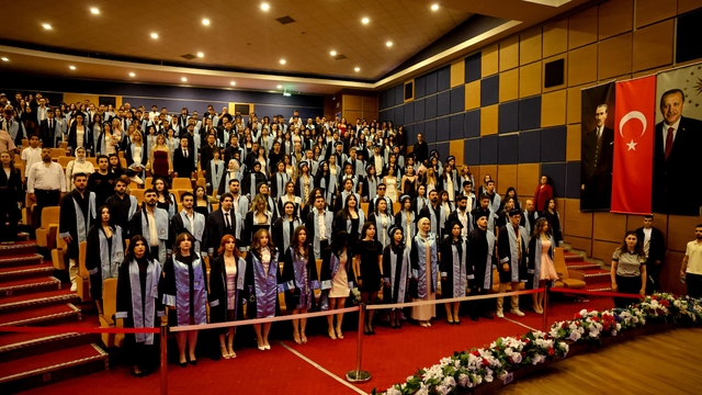 ADÜ İletişim Fakültesi mezunlarını törenle uğurladı