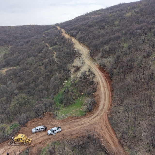 Tunceli'de taşkın nedeniyle köprüsü zarar gören mezraya yeni yol yapılıyor