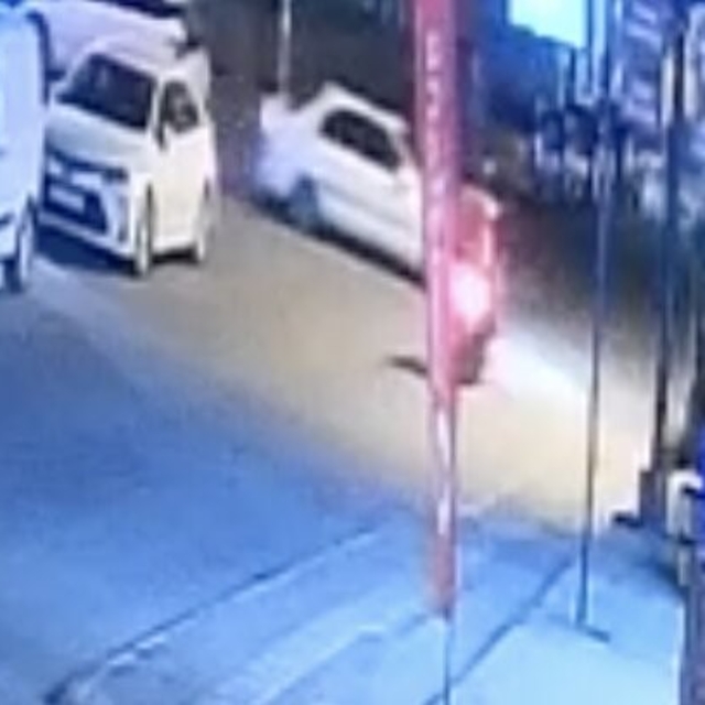 Motosiklet ile otomobilin çarpışması kameraya yansıdı