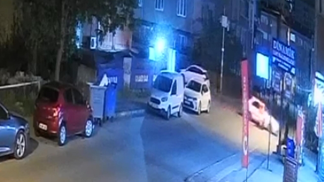 Otomobille çarpışan motosikletin sürücüsü yaralandı; kaza kamerada