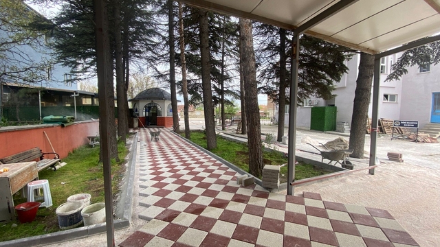 Oklubalı Mahallesi'ndeki okul duvarı ile cami bahçe ve çevre düzenleme çalışmaları tamamlandı