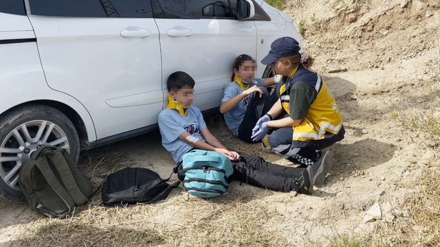 Antalya'da okul servisi şarampole devrildi: 6 öğrenci yaralı
Sürücü: "İki kedi vardı onları kurtarayım derken şarampole yuvarlandık. Çocuklar da Allah'tan bir şey yok. Kendi çocuklarım gibiler"