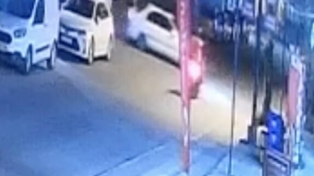 Motosiklet ile otomobilin çarpışması kameraya yansıdı
