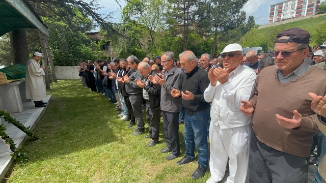 Minik Burak'ın isteği yürekleri parçaladı
Kendisini yangından kurtaran dedesinin mezarına papatya götürdü