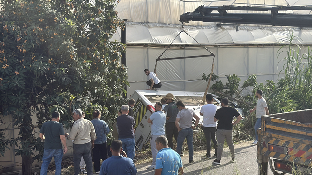 Öğrenci servis minibüsü bahçeye devrildi: 6 yaralı