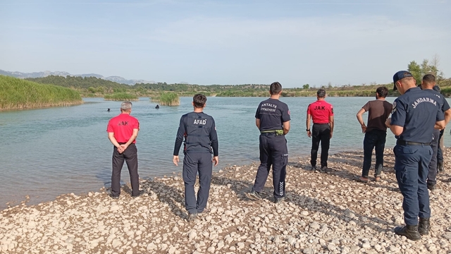 Serinlemek için Aksu Çayı'na giren 3 gençten biri akıntıya kapılarak kayboldu
22 yaşındaki genci bulmak için arama çalışması başlatıldı