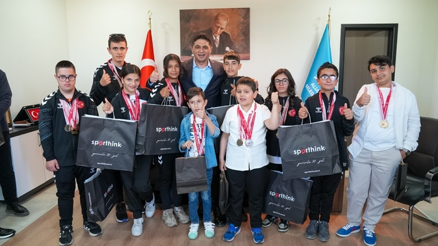Aliağa'nın özel sporcularından atletizm ve yüzmede büyük başarı