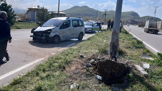 Van'da kamyonet aydınlatma direğine çarptı: 4 yaralı