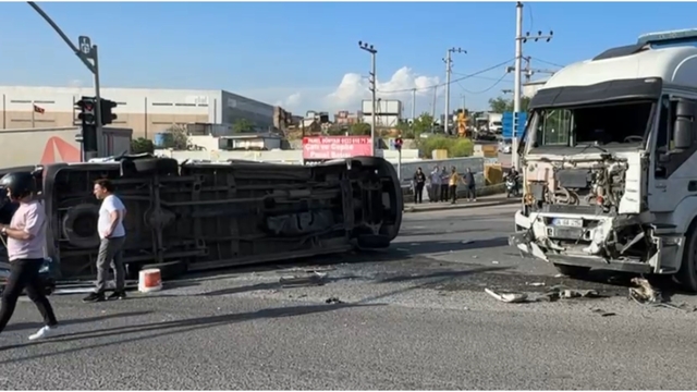 TIR ile çarpışan işçi servisi devrildi: 8 yaralı