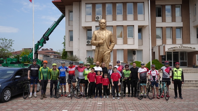 Bisikletçilerin Selanik'ten Samsun'a taşıdığı "Ata toprağı" Sakarya'ya ulaştı