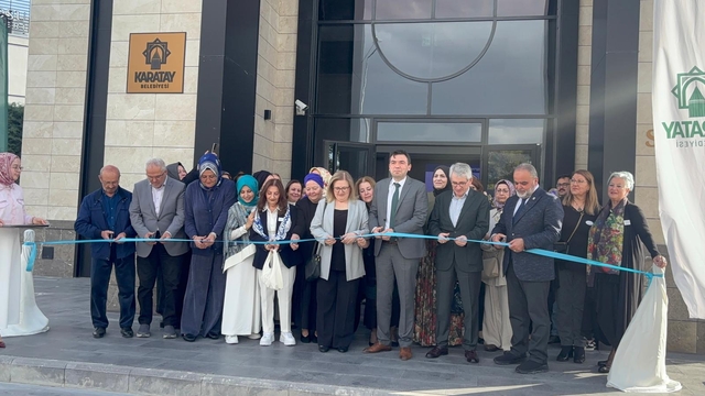 Tezhip sanatçısı Mamure Öz ve öğrencilerinin eserleri Konya'da sanatseverlerle buluştu