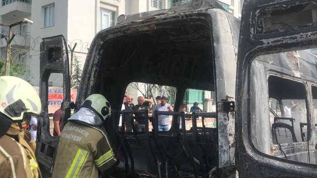 Diyarbakır'da park halindeki minibüs küle döndü