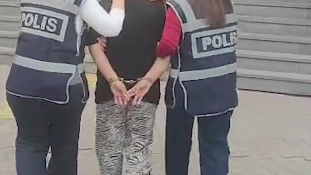 Hırsızlık suçundan 70 yıl cezası bulunan kadın polisten kaçamadı