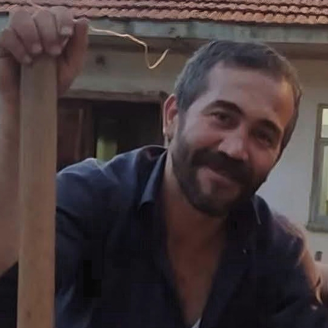 Tomruk altında kalan işçi ağır yaralandı