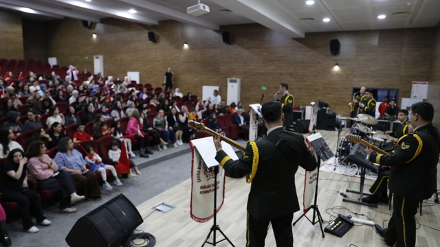 Samsun'da yurtta kalan kız öğrencilere askeri bando konser verdi