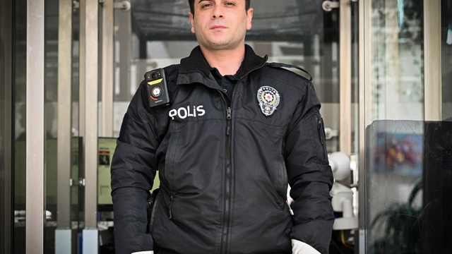 Hakkari'de sınır kapılarında yaka kamerası uygulaması başlatıldı