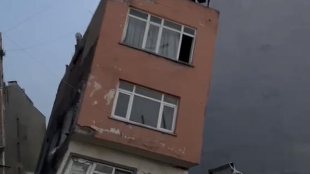 Erdek'te inşaat kazısı sırasında temeli zarar gören 2 katlı bina yıkıldı