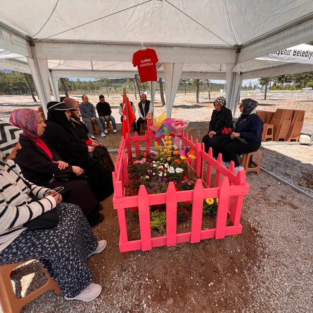 Okul saldırısında hayatını kaybeden Almina'nın mezarı pembeye boyandı
Almin...