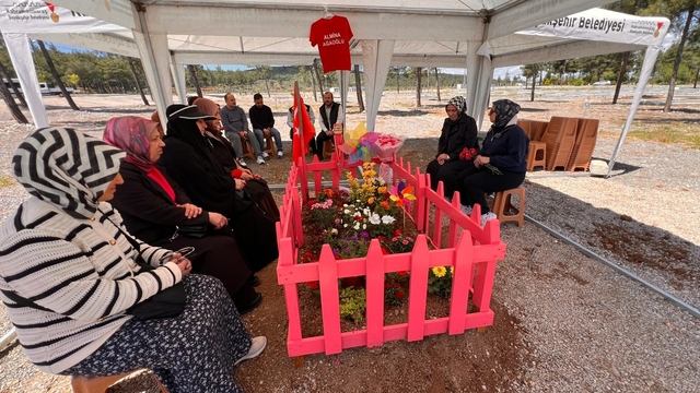 Okul saldırısında hayatını kaybeden Almina'nın mezarı pembeye boyandı
Almina'nın mezarı başına bırakılan notlar yürek burktu