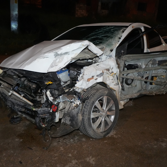 Kontrolden çıkan otomobil, park halindeki çekiciye çarptı: 1 ölü, 1 yaralı