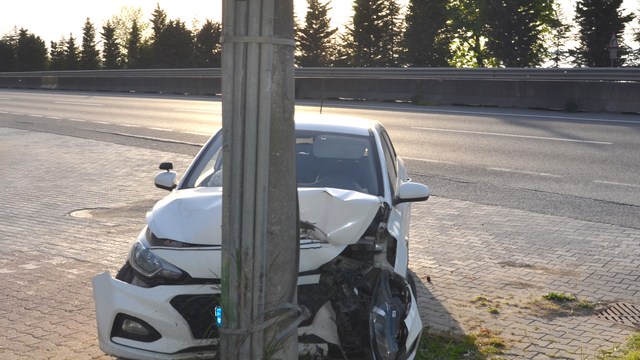 Kocaeli'de beton direğe çarpan otomobildeki 3 kişi yaralandı