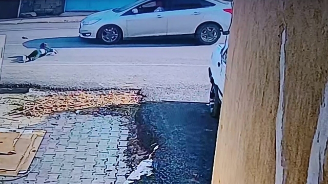 Yola fırlayan çocuk otomobilin çarpmasıyla metrelerce savruldu: O anlar kamerada