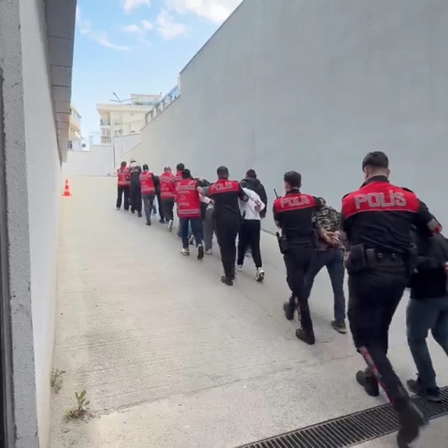 Tekirdağ'da fuhuş operasyonu: 11 tutuklama
Çatıya kaçan şüpheli mahsur kald...
