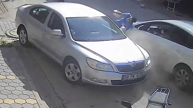 Otomobil park halindeki araca ve ardından çocuğa çarpıp yaraladı; kaza kamerada