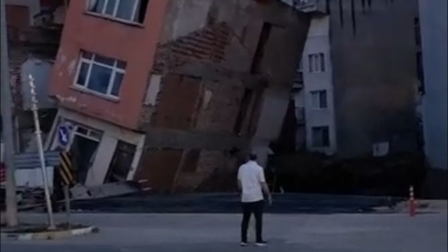 Bitişikteki inşaatın temel kazısında çatlaklar oluşan 3 katlı bina çöktü