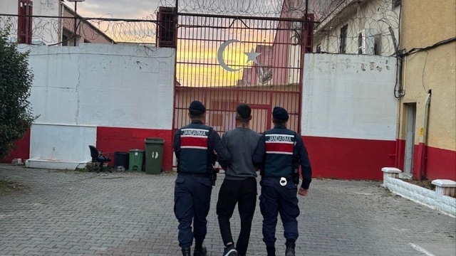 Aydın'da aranan 2 hükümlü jandarmaya takıldı