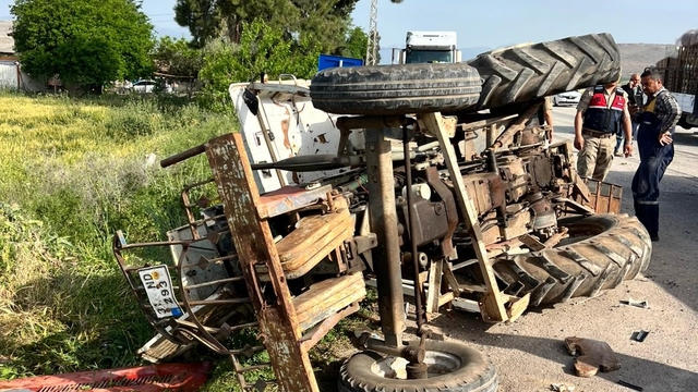 Kırıkhan'da devrilen traktör sürücüsü yaralandı