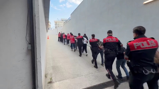 Tekirdağ'da fuhuş operasyonu: 11 tutuklama
Çatıya kaçan şüpheli mahsur kaldı