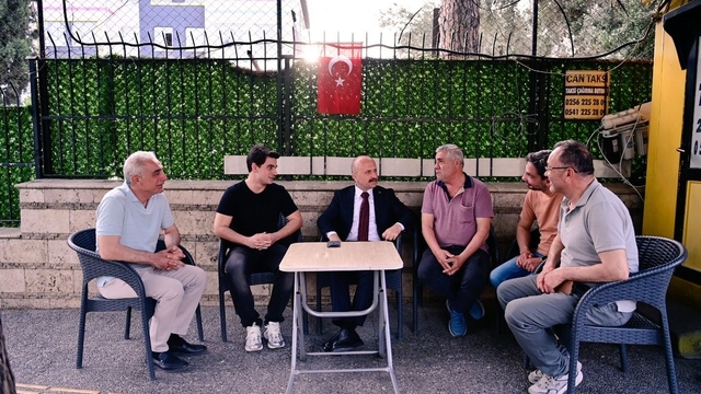 Vali Varol, taksi durağında esnafla bir araya geldi