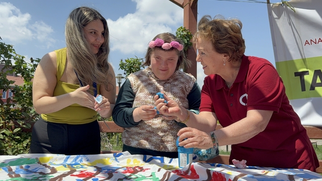 'Özel' etkinlikte 7'den 70'e 3 kuşak öğrenciler bir araya geldi
Sanatın birleştirici gücüyle kuşaklar arası köprülerin kuruldu
Özel öğrenciler ile Tazelenme Üniversitesi'nin "çınarları" bir araya geldi