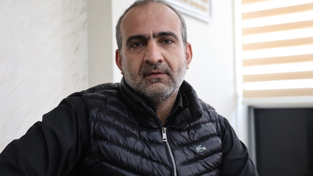 Diyarbakır'da 16 yıllık hukuk mücadelesi
Diyarbakır'da 2010'da meydana gelen olayda öldürme ve öldürmeye teşebbüs nedeni ile 54 yıl ceza alan Hakan Kaçar'ın cezası Yargıtay tarafından iyi hal indirimi yapılmadığı nedeni ile bozulup ger gönderildi
Diyarbakır 3'üncü Ağır Ceza Mahkemesi, Yargıtay 1'inci Ceza Dairesinden gelen bozma kararının ardından Hakan Kaçar'ın bu sefer beraatına hükmetti
Yargıtay 1'inci Ceza Dairesi bu sefer de beraat kararını bozup yeniden yargılanması için 3'üncü Ağır Ceza Mahkemesine geri gönderdi
3'üncü Ağır Ceza Mahkemesi kararında direnince konu Yargıtay Ceza Genel Kuruluna taşındı