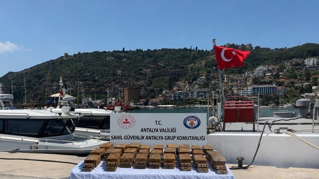Sahile vuran şüpheli paketten 40 milyon TL'lik macun esrar çıktı