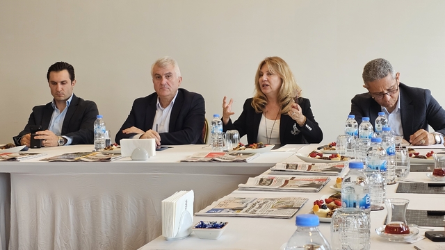 Jeotermal sektöründen '8 cent'lik taban fiyat' talebi
Jeotermal Enerji Derneği (JED) Başkanı Ali Kındap:
"2026 yılı sonunda işletmede olan jeotermal santrallerin yarısı YEKDEM kapsamından çıkmış olacak"
"Enerji sektöründeki mevcut fiyat seviyesi düşünüldüğünde, jeotermal santrallerin 8 dolar/cent'lik taban fiyatla enerji üretmeleri hayati önem taşiyor"
"Milli servet niteliğinde olan bu santrallerin yatırımcıları, okyanusta tek başlarına yüzmeye terk edilmemeli"
