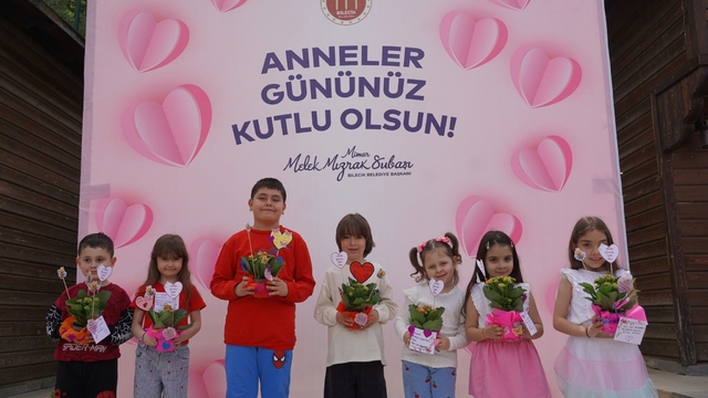 Çocuklar Sanat Sokağı'nı bu kez anneleri için renklendirdi