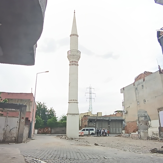 Tavanında çökmeler olan caminin yıkımı yapıldı, geriye sadece minaresi kald...