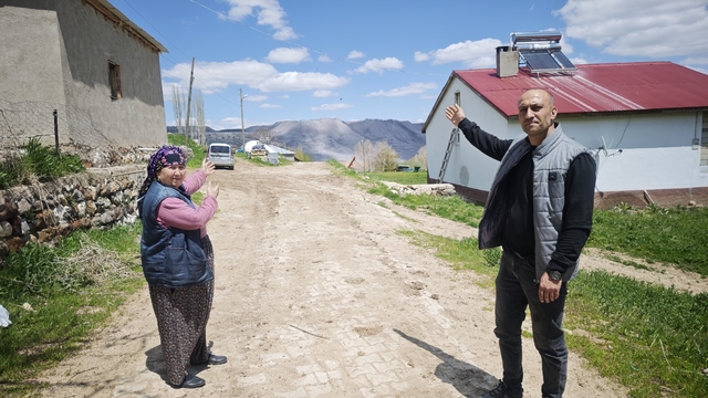 Bu köyde adeta normal ölüm unutuldu
Torku'nun iştiraki olduğu Konya Şeker tarafından işletilen Kangal Termik Santrali'ne ait kül dağının boyu köyü saran tepeleri aştı, normal ölümlerin unutulduğu köyde ağaçlar artık meyve vermiyor