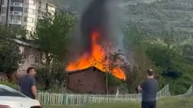 Kocaeli'de tek katlı ev alevlere teslim oldu